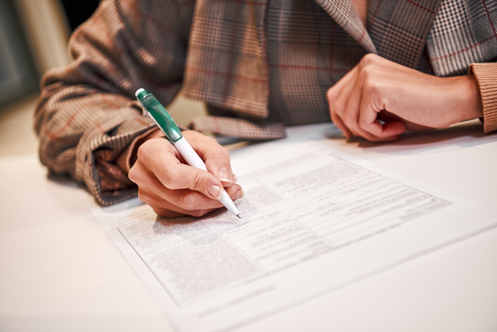 L'extrait Kbis et les contrats de travail : un duo incontournable pour les entreprises